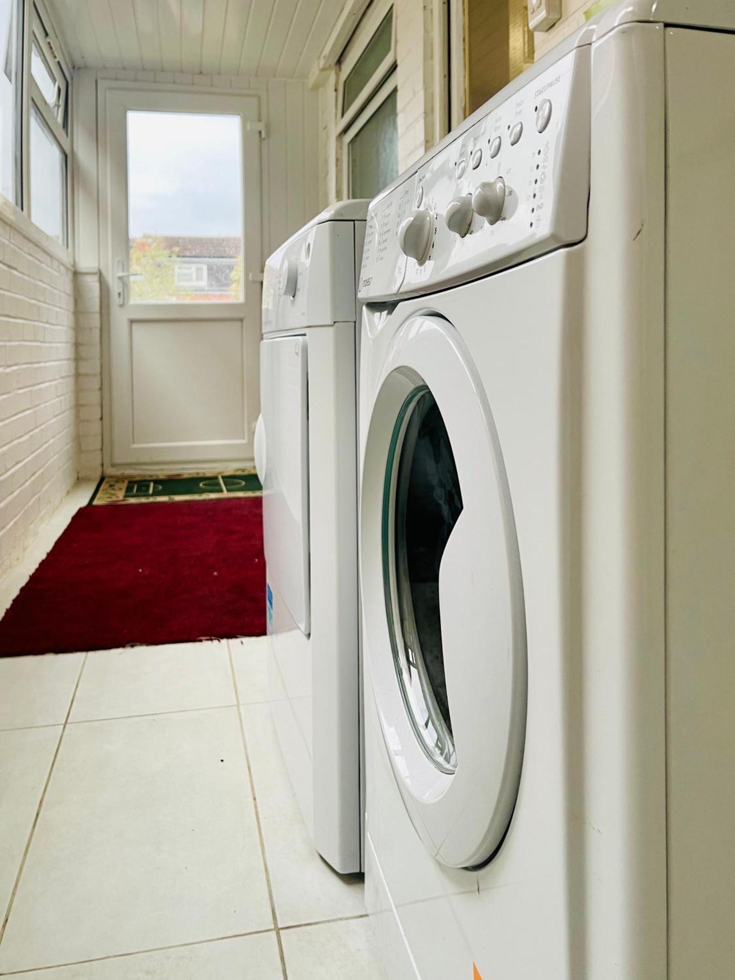 4 - Modern Ensuite In The Heart Of Guest house Coventry