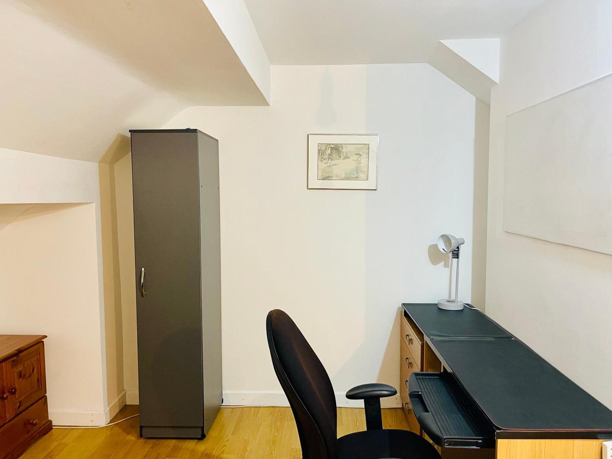 Guest house 4 - Modern Ensuite In The Heart Of