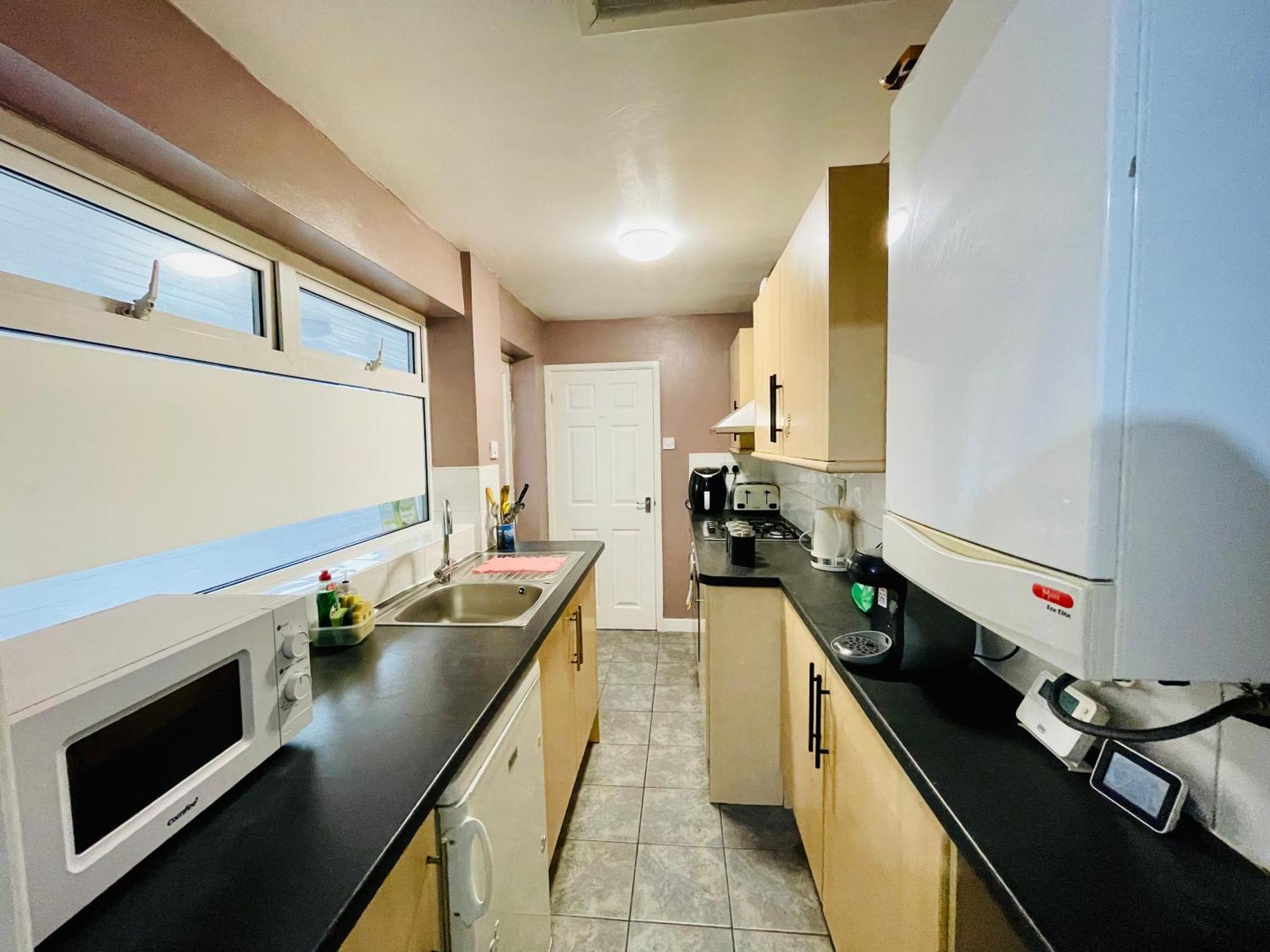 4 - Modern Ensuite In The Heart Of Guest house Coventry