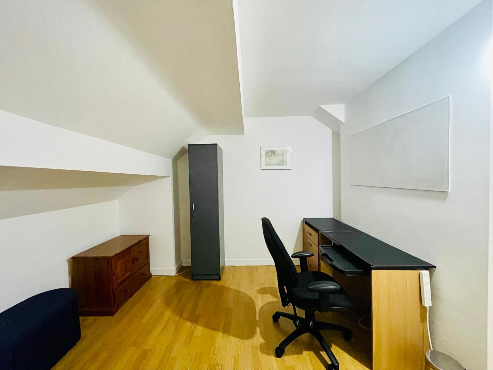 4 - Modern Ensuite In The Heart Of Guest house Coventry