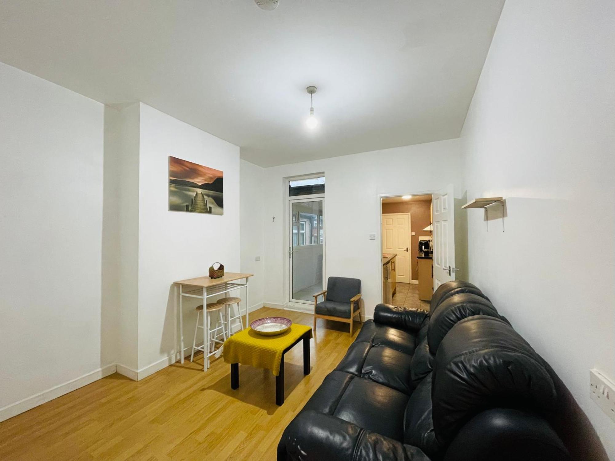 Guest house 4 - Modern Ensuite In The Heart Of